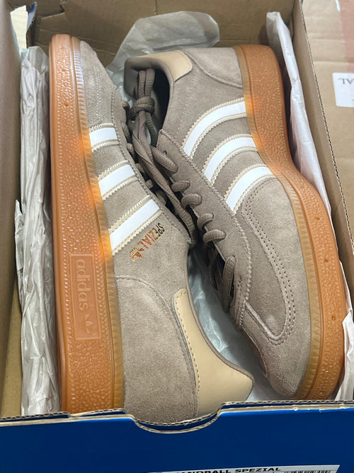 adidas CHABRN/FTWWHT/MAGBEI Men's Handball Spezial Chalky brownFtwr White/Magic Beige 8.5 US, Wide