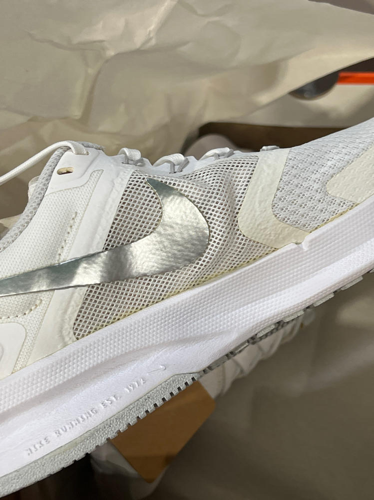 Nike Women's Run Swift 3 Road Running Shoes, White/Metallic Silver-Pure Platinum, 7.5W, 5.5W NEW WITH FLAW