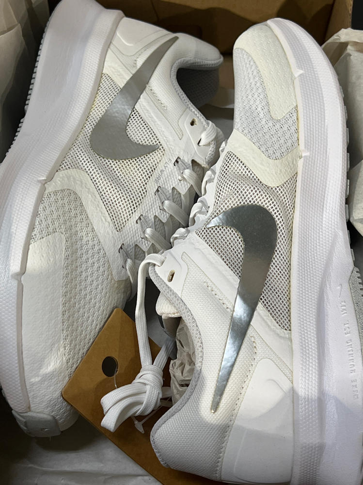 Nike Women's Run Swift 3 Road Running Shoes, White/Metallic Silver-Pure Platinum, 7.5W, 5.5W NEW WITH FLAW