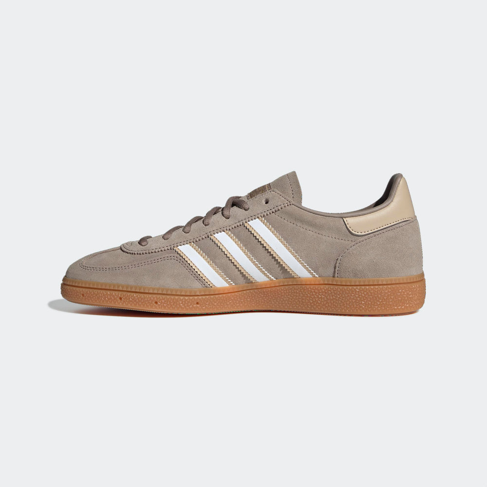 adidas CHABRN/FTWWHT/MAGBEI Men's Handball Spezial Chalky brownFtwr White/Magic Beige 8.5 US, Wide