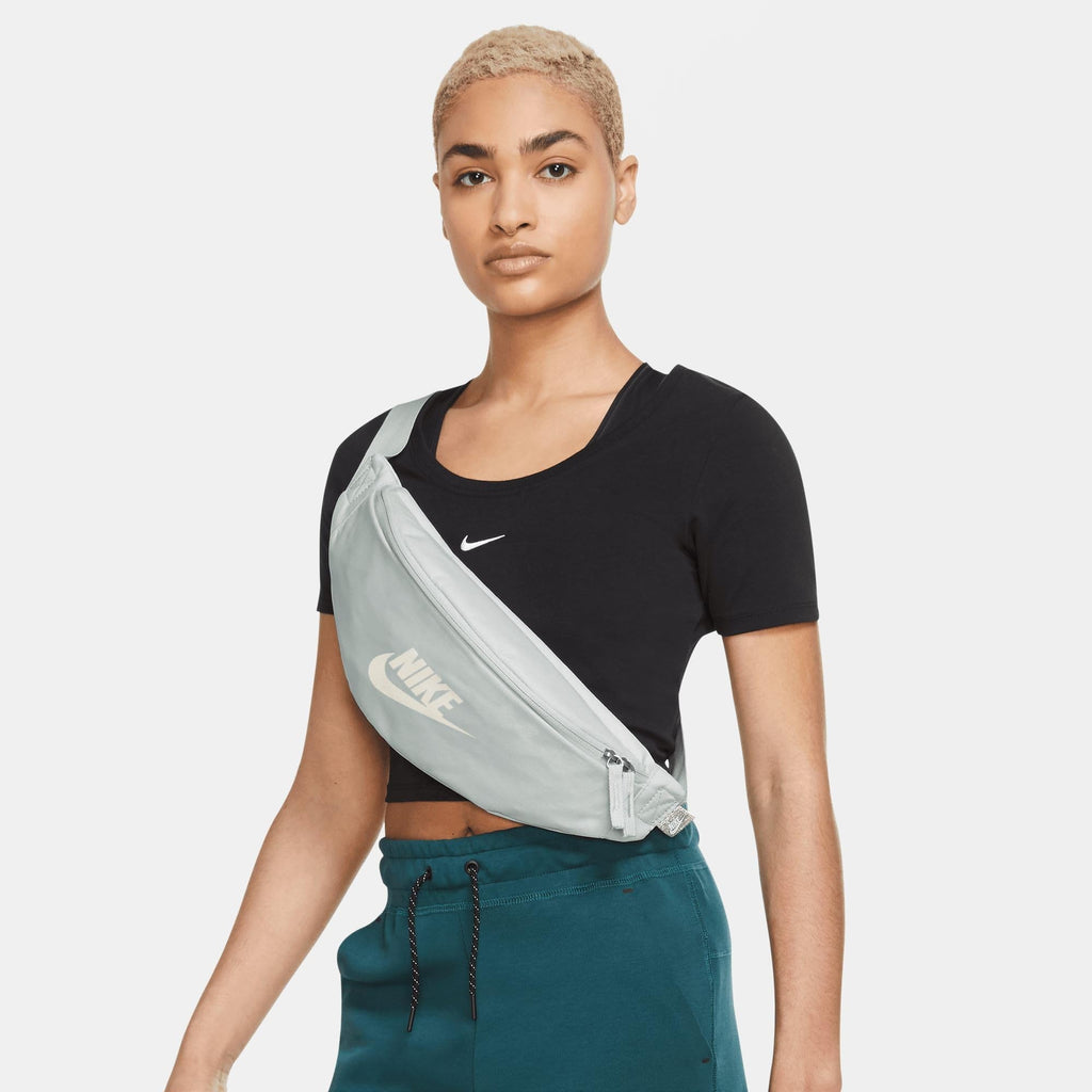 Nike Heritage Waistpack (3L) - Light Silver/Light Silver/Phantom