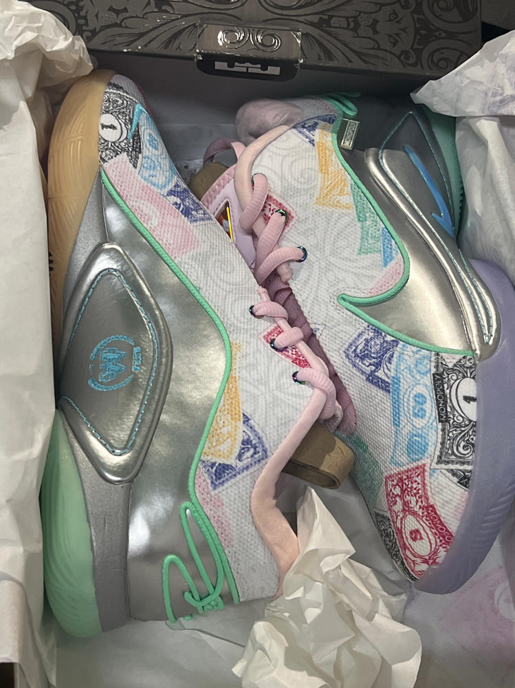 Lebron XXII Currency Basketball Shoes (FZ1097-100, White/Green Glow/Pink Foam/Baltic Blue) Size 8