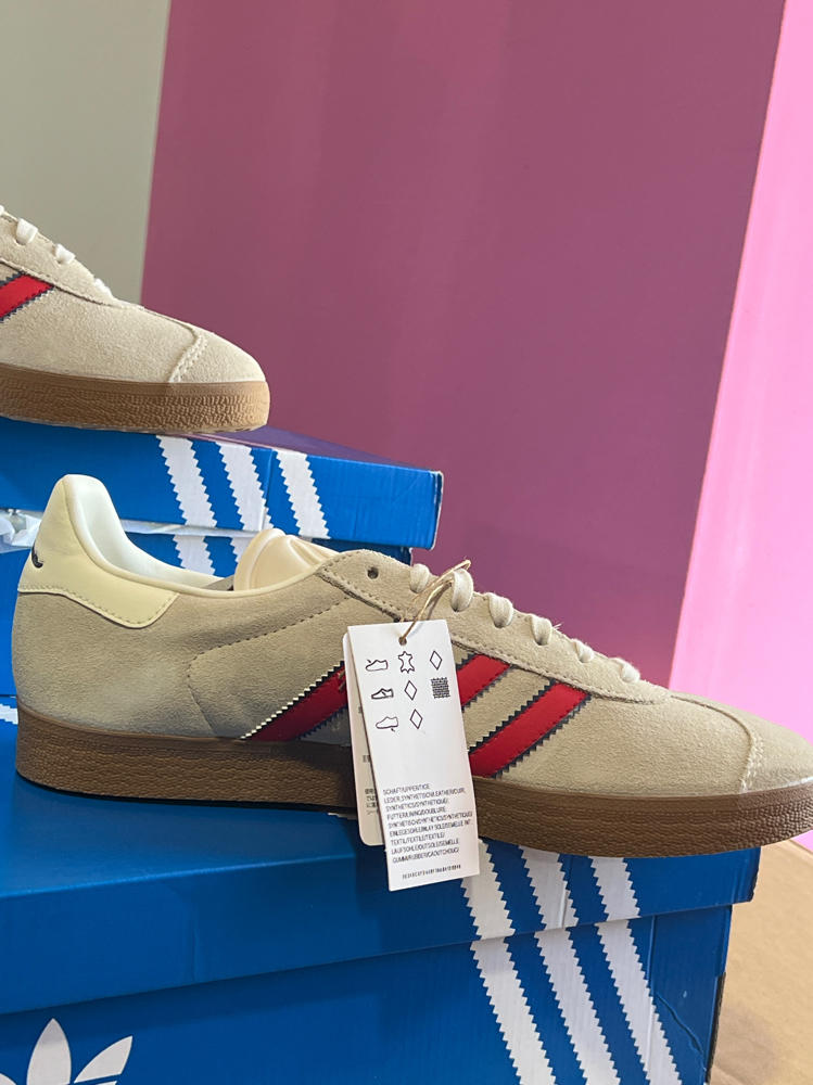 adidas Gazelle Arsenal - Men's (JS3042, Off White/Night Sky/Better Scarlet)
