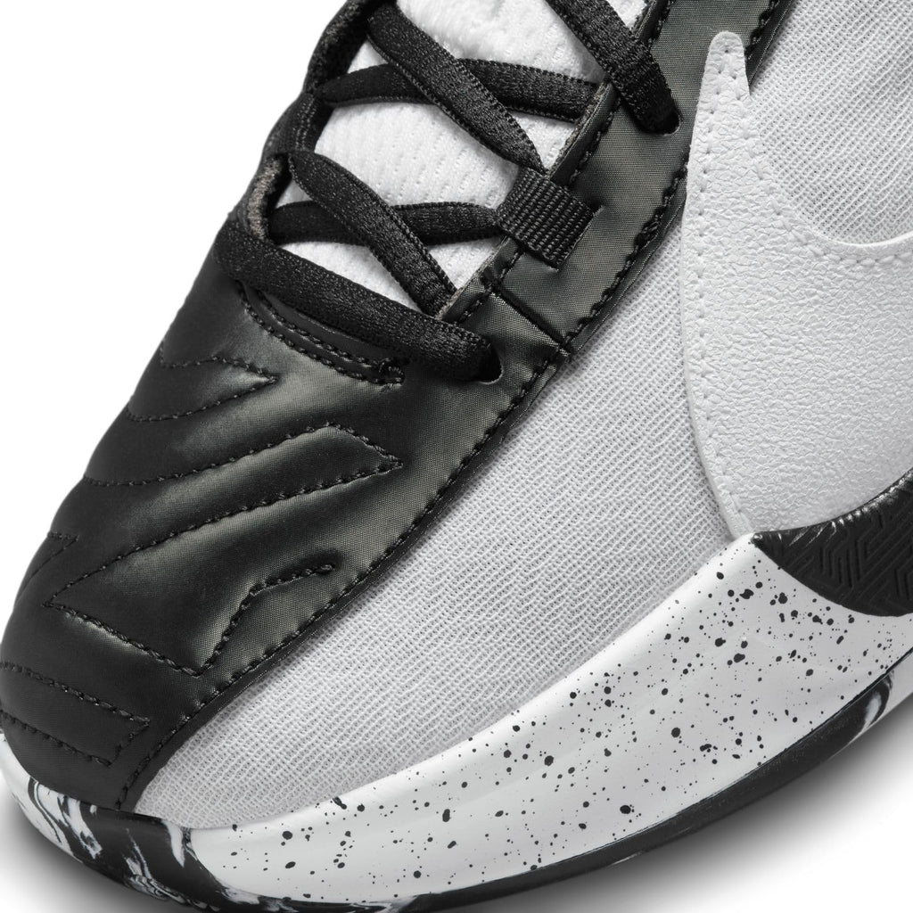 Nike Boy's Freak 5 (Big Kid) White/White/Black/Photo Blue 5.5 Big Kid M