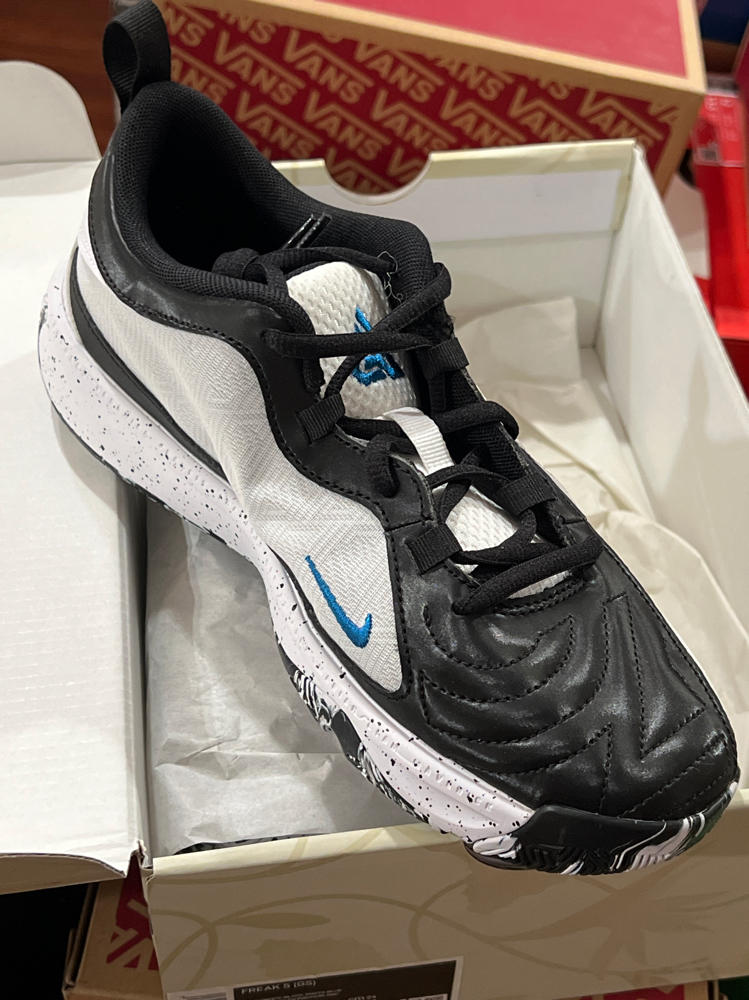 Nike Boy's Freak 5 (Big Kid) White/White/Black/Photo Blue 5.5 Big Kid M