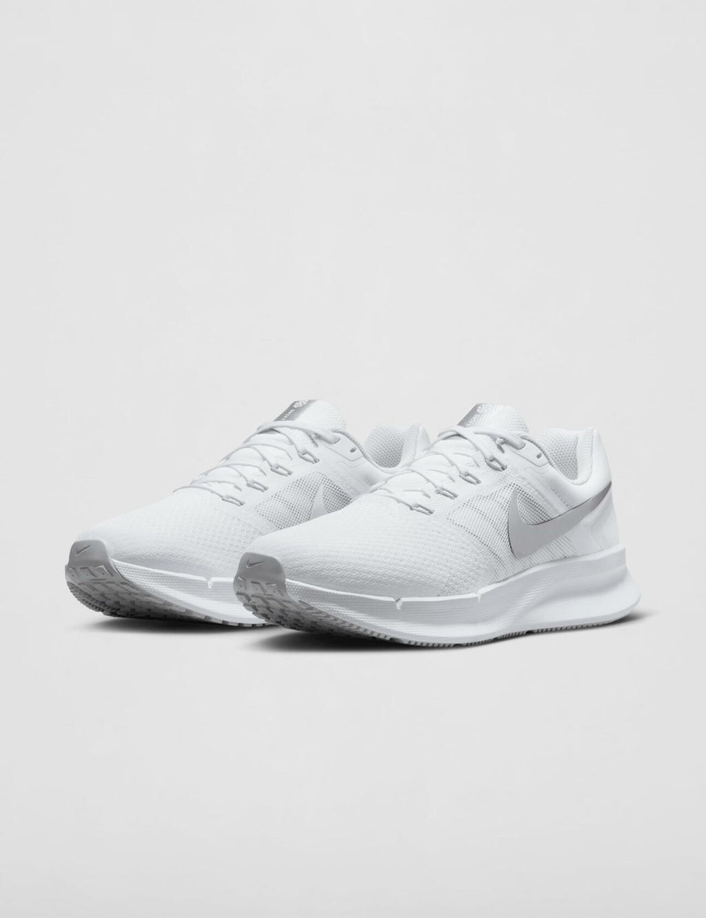 Nike Women's Run Swift 3 Road Running Shoes, White/Metallic Silver-Pure Platinum, 7.5W, 5.5W NEW WITH FLAW