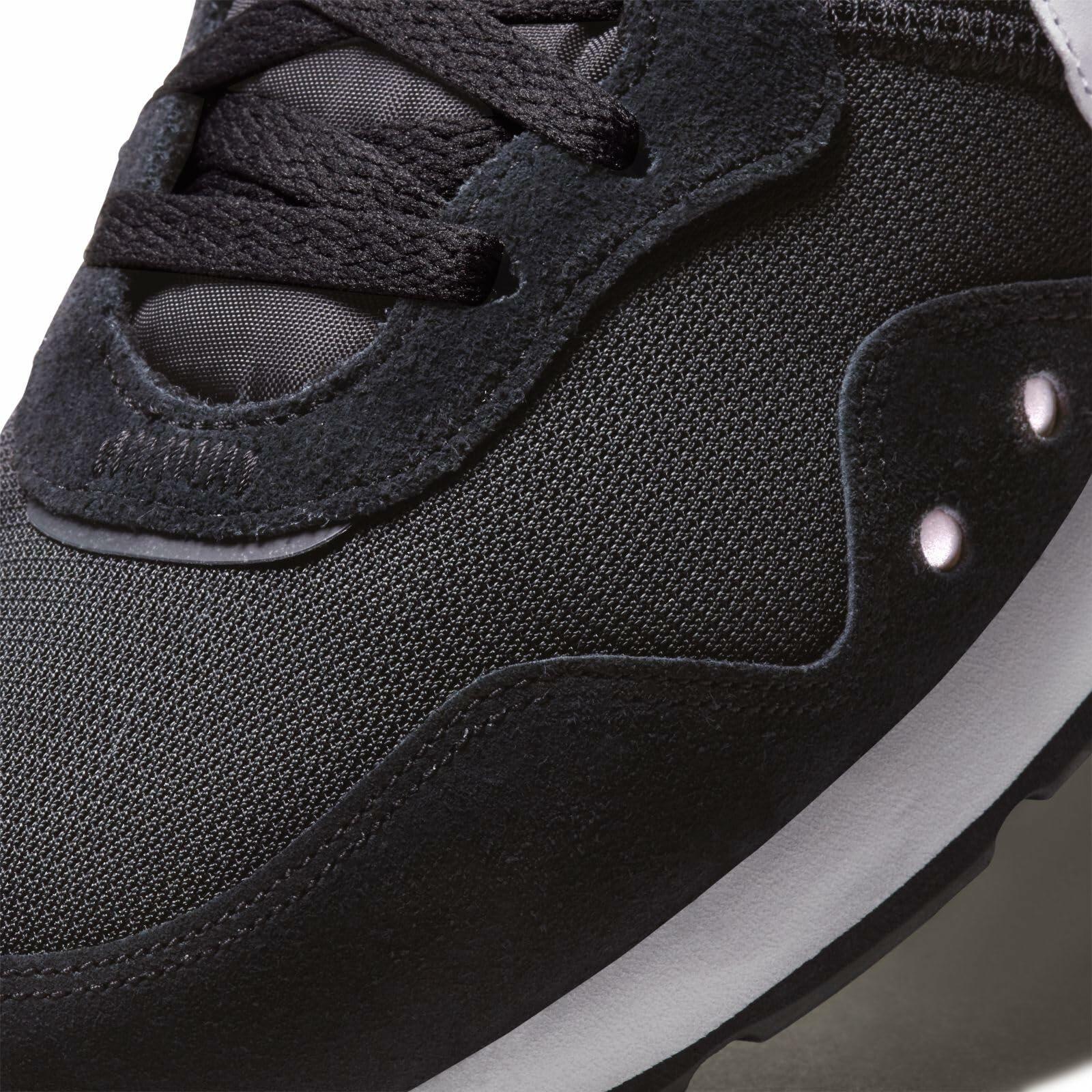 Nike Men's Venture Runner Trainers, Black, 7 mens