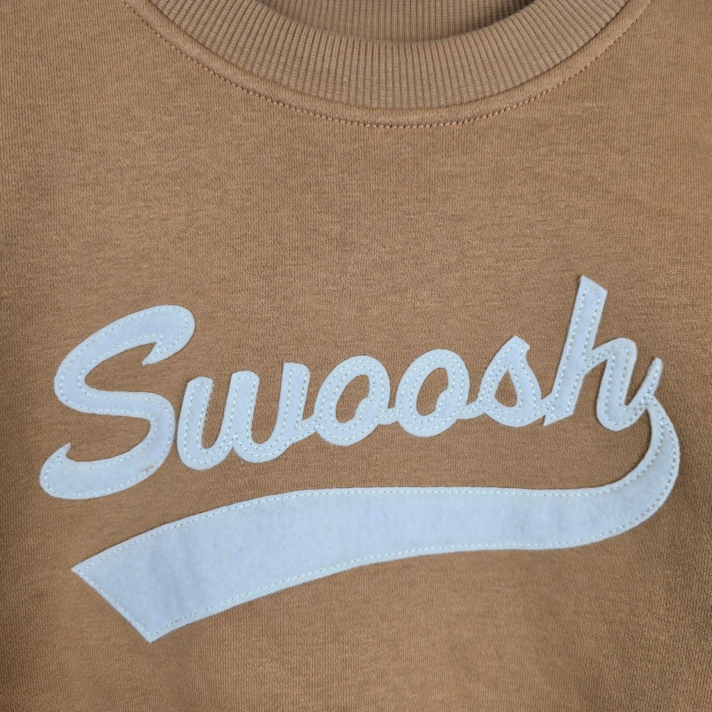Nike Kids Swoosh Sweatshirt Size XS/6x-7, small Tan Pullover HJ6234-201 Oversize Crew