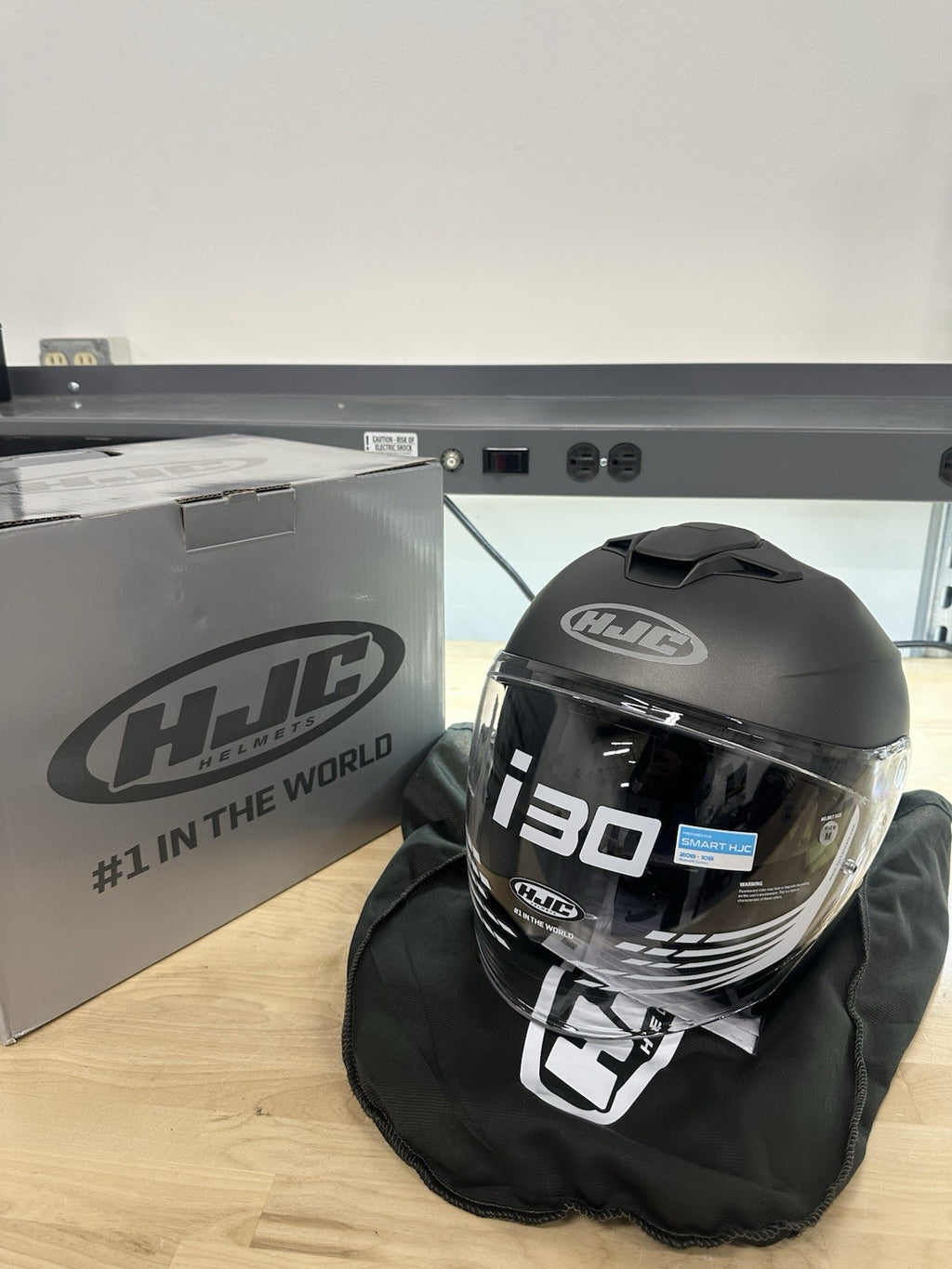 HJC Helmet Dot i30 Semi Flat Black Size large new in box black and white
