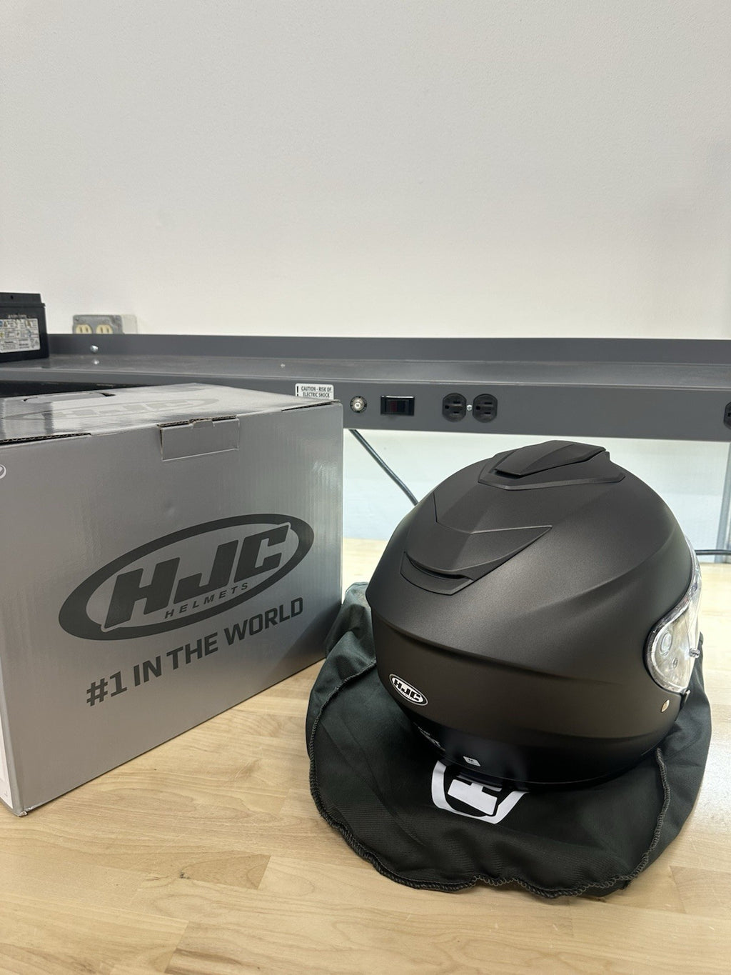 HJC Helmet Dot i30 Semi Flat Black Size large new in box black and white